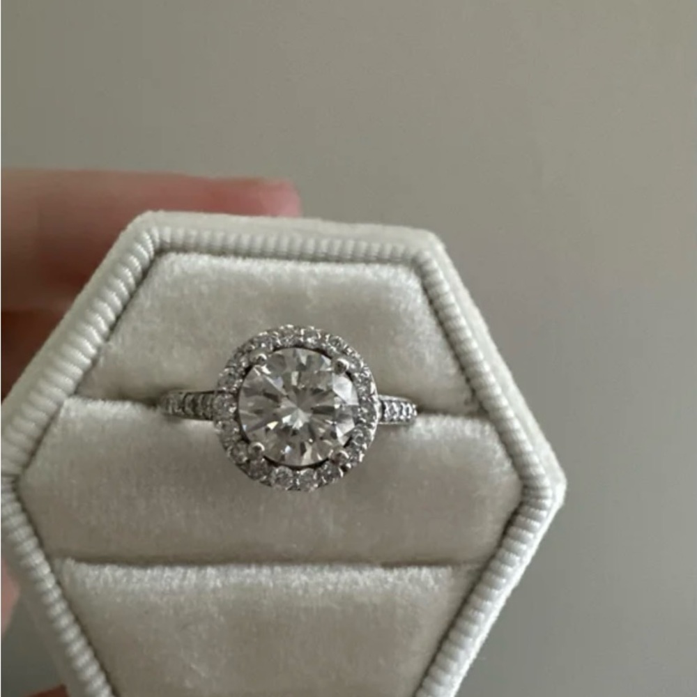 Diamond engagement ring